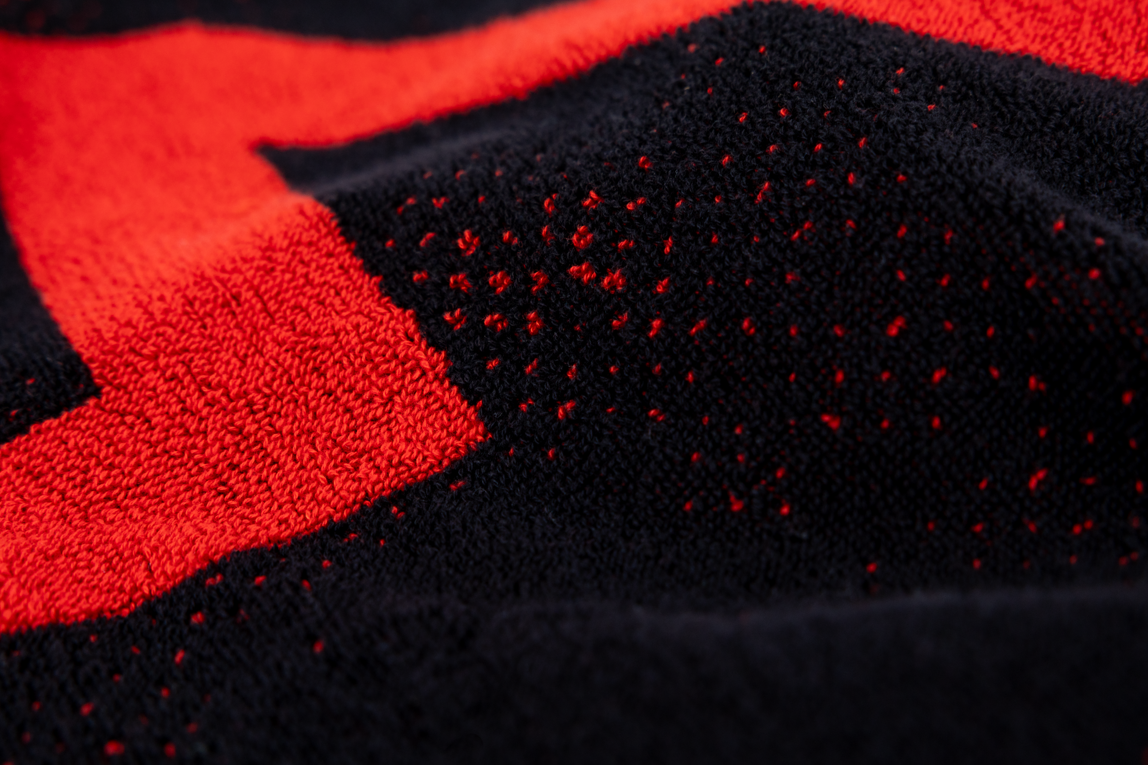 Serviette Andro NUZN S noir/rouge